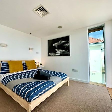 Stunning Panoramic Sea View Beach Location - Sleeps Up To 4 People - Free Parking - The Best Beach! - Great Location - Fast Wifi - Smart Tv - Newly Decorated - Sleeps Up To 4! Close To Bournemouth & Poole Town Centre & Sandbanks Exterior foto
