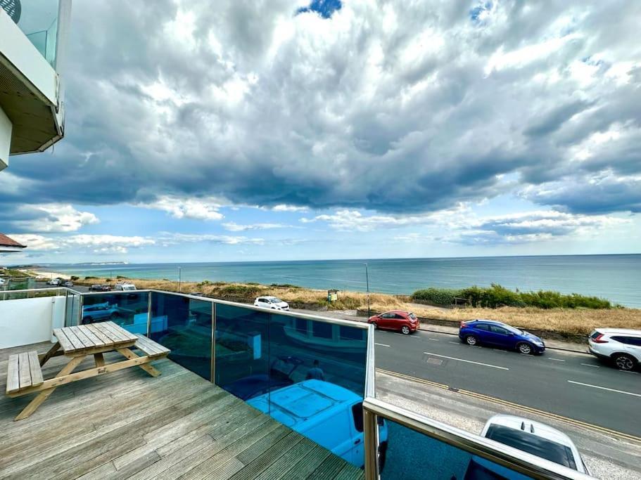 Stunning Panoramic Sea View Beach Location - Sleeps Up To 4 People - Free Parking - The Best Beach! - Great Location - Fast Wifi - Smart Tv - Newly Decorated - Sleeps Up To 4! Close To Bournemouth & Poole Town Centre & Sandbanks Exterior foto