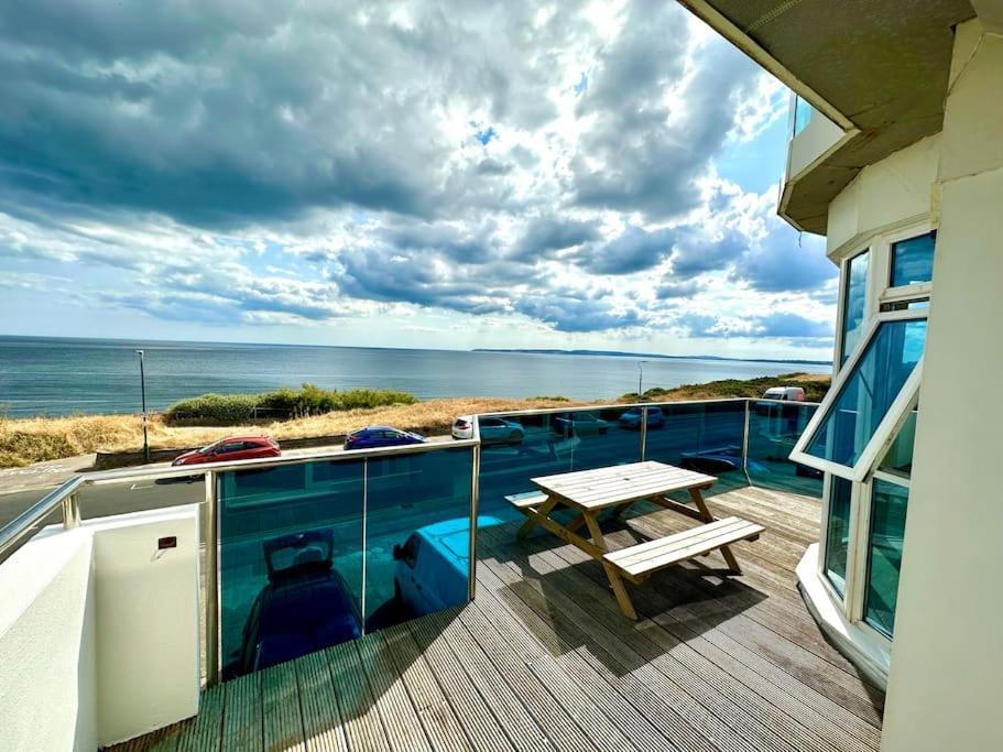 Stunning Panoramic Sea View Beach Location - Sleeps Up To 4 People - Free Parking - The Best Beach! - Great Location - Fast Wifi - Smart Tv - Newly Decorated - Sleeps Up To 4! Close To Bournemouth & Poole Town Centre & Sandbanks Exterior foto