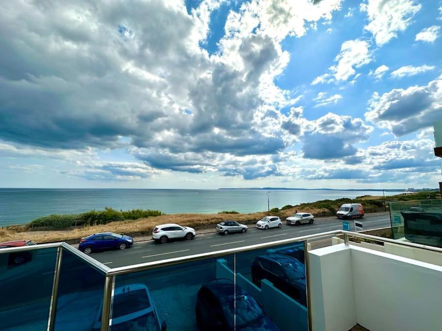 Stunning Panoramic Sea View Beach Location - Sleeps Up To 4 People - Free Parking - The Best Beach! - Great Location - Fast Wifi - Smart Tv - Newly Decorated - Sleeps Up To 4! Close To Bournemouth & Poole Town Centre & Sandbanks Exterior foto