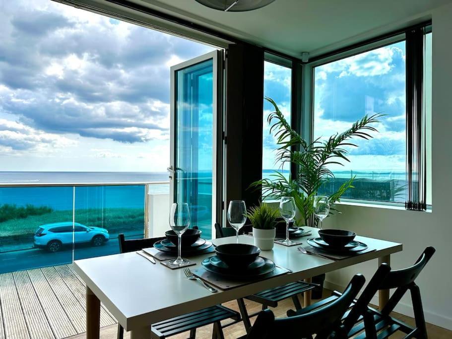 Stunning Panoramic Sea View Beach Location - Sleeps Up To 4 People - Free Parking - The Best Beach! - Great Location - Fast Wifi - Smart Tv - Newly Decorated - Sleeps Up To 4! Close To Bournemouth & Poole Town Centre & Sandbanks Exterior foto